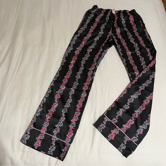 NWOT VICTORIA’S SECRET FLORAL SATIN PJ SET SIZE XS - Picture 3 of 6